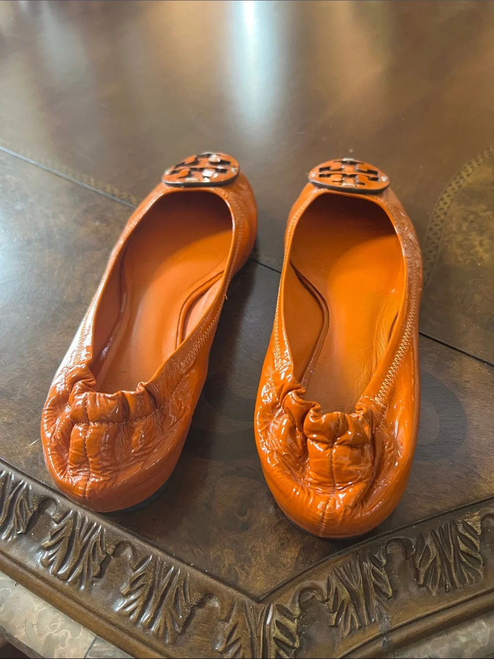 Tory Burch Leather flat shoes ( unique color )